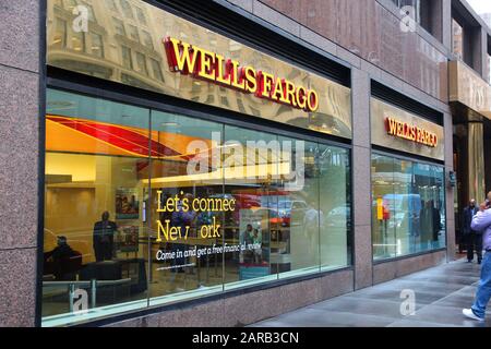 NEW YORK, USA - 10. JUNI 2013: Menschen laufen durch Wells Fargo Bank Niederlassung in New York. Wells Fargo wurde der 23 größten Unternehmen in den Vereinigten Staaten im 20. Stockfoto