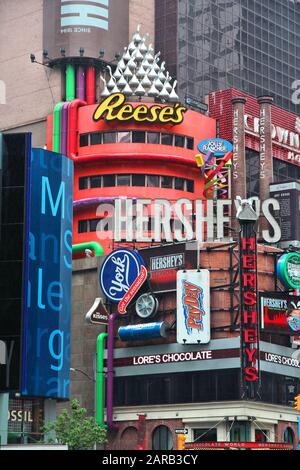 New YORK, USA - 10. JUNI 2013: Hersheys Anzeige am Times Square in New York. Die Hershey Company ist ein 1894 gegründeter Schokoladenhersteller. Sie beschäftigt 13.70 Stockfoto