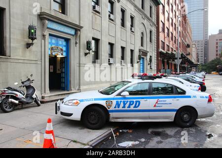 New YORK, USA - 1. JULI 2013: Polizeiwagen im Ersten Viertel des New Yorker Polizeipräsidiums. NYPD beschäftigt 34.500 uniformierte Beamte. Stockfoto