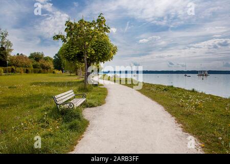 Blick auf die Starnberger Seepromenade, Bayern, Deutschland Stockfoto