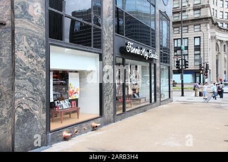 Chicago, USA - 26. JUNI 2013: Shopper Walk by Fannie May Candies Food Store at Magnificent Mile in Chicago. Die Magnificent Mile ist eine der prestigsten Stockfoto