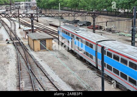 Chicago, USA - 27. JUNI 2013: Metra-Bahn in Chicago. Metra betreibt 241 Bahnhöfe und bedient an einem Wochentag mehr als 300.000 Fahrgeschäfte. Stockfoto