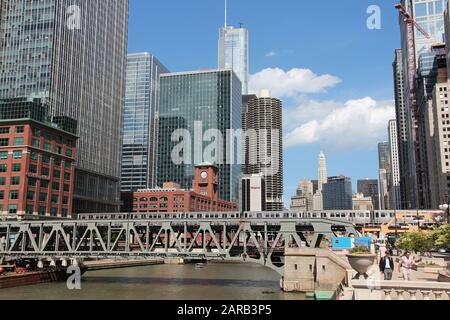 Chicago, USA - 27. JUNI 2013: Blick auf die Skyline der Innenstadt mit Chicago River. Chicago ist die drittbevölkerungsreichste US-Stadt mit 2,7 Millionen Einwohnern (8,7 Milli Stockfoto