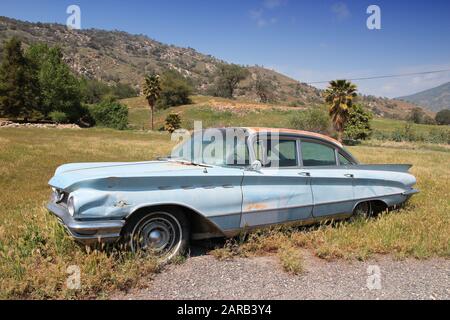 SPRINGVILLE, Vereinigte Staaten - 12 April 2014: 1960 Buick Invicta in Springville, Utah geparkt. Der Autohersteller Buick stammt aus dem Jahr 1903. Stockfoto