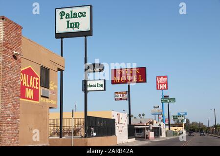 FRESNO, Vereinigte Staaten - 12 April 2014: Motel row in Fresno, Kalifornien. Es gibt etwa 150 Motels in Fresno, die 5. größte Stadt in Kalifornien. Stockfoto