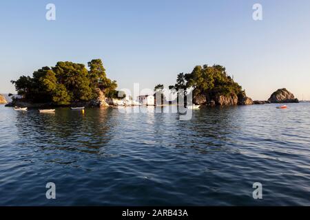 Hier sehen Sie die Insel Panagia mit der Marienkirche, nur eine kurze Fahrt vom nahe gelegenen Ort Parga entfernt. Stockfoto