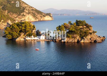 Hier sehen Sie die Insel Panagia mit der Marienkirche, nur eine kurze Fahrt vom nahe gelegenen Ort Parga entfernt. Stockfoto