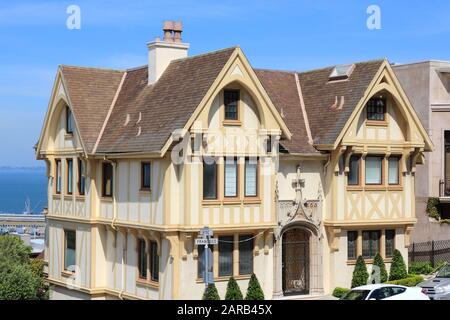 San FRANCISCO, USA - 8. APRIL 2014: Wohnarchitektur im Tudor Revival-Stil in San Francisco, USA. Häuser des russischen Hügels. Stockfoto