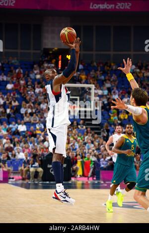 Datei: 27. Januar 2020. London, Großbritannien. August 2012. US-Basketballstar Kobe Bryant tritt im Viertelfinale des Basketballturniers bei den Olympischen Spielen 2012 in London für das Team USA gegen Australien an. Bryant zusammen mit seiner 13-jährigen Tochter Gianna wurde am Sonntag, 26. Januar 2019 bei einem Hubschrauberabsturz in Calabasas, Kalifornien, getötet Credit: Adam Stoltman/Alamy Live News Stockfoto