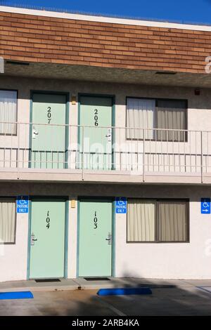 Generisches amerikanisches Motel in Kalifornien. Motel-Zimmer-Türen. Stockfoto