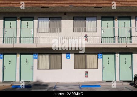 Generisches amerikanisches Motel in Kalifornien. Motel-Zimmer-Türen. Stockfoto