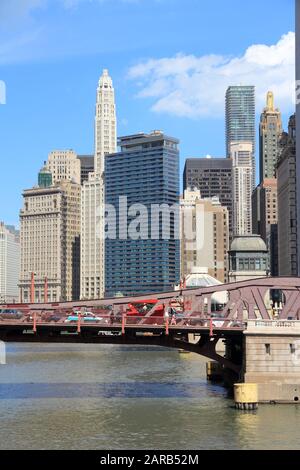 Skyline der Stadt Chicago vom Chicago River aus gesehen. Stockfoto