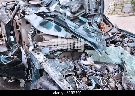 Bei einem Unfall mit einem Überschlag beschädigte Fahrzeugwracks. Autounfall - Versicherungskonzept. Stockfoto