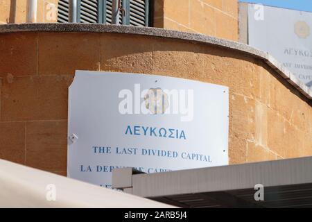 Nikosia, Zypern - 27. Oktober 2019: Stand am Grenzübergangskontrollpunkt der "letzten geteilten Hauptstadt" Stockfoto