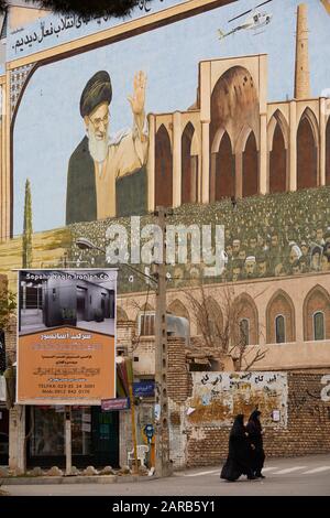 Straßenszene in der Stadt Damghan im Iran, aufgenommen am 23. April 2018. An dem Ort befindet sich wahrscheinlich die älteste Moschee im Iran, die nach der islamischen Eroberung im 8. Jahrhundert erbaut und erhalten wurde. Weltweite Verwendung Stockfoto