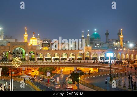 Der Schrein von Imam Reza (Haram-e Motahar-e Razavi) im Zentrum der iranischen Stadt Mashad wurde am 14. Juni 2017 aufgenommen. Mit mehr als 3 Millionen Einwohnern ist die Stadt die zweitgrößte des Landes und ein politisches und religiöses Zentrum, das jährlich von mehr als 20 Millionen Touristen und Pilgern besucht wird. Die Stadt gilt als eine der sieben heiligen Stätten des schiitischen Islams, denn dort ist der heilige Schrein des achten schiitischen Imams Reza die einzige Grabstätte eines schiitischen Imams auf iranischem Boden. Weltweite Verwendung Stockfoto