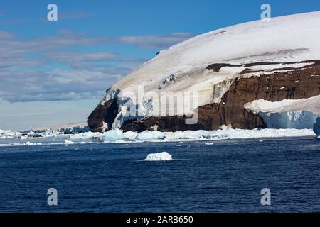 Schmelzenden Eisbergs aufgrund der globalen Erwärmung im südlichen Atlantik, Antarktis Stockfoto