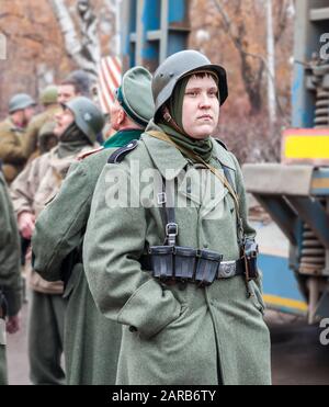 Samara, Russland - 7. November 2014: Nicht identifiziertes Mitglied der historischen Nachrückungsschlacht in deutscher Armeeuniform während des Zweiten Weltkriegs. Soldat i. Stockfoto