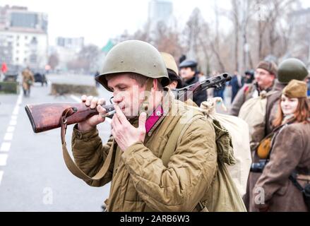 Samara, Russland - 7. November 2014: Nicht identifiziertes Mitglied der historischen Nachrückungsschlacht in der sowjetischen Armeeuniform während des Zweiten Weltkriegs. Soldat i. Stockfoto