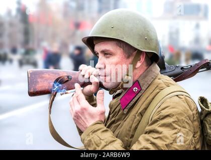 Samara, Russland - 7. November 2014: Nicht identifiziertes Mitglied der historischen Nachrückungsschlacht in der sowjetischen Armeeuniform während des Zweiten Weltkriegs. Soldat i. Stockfoto