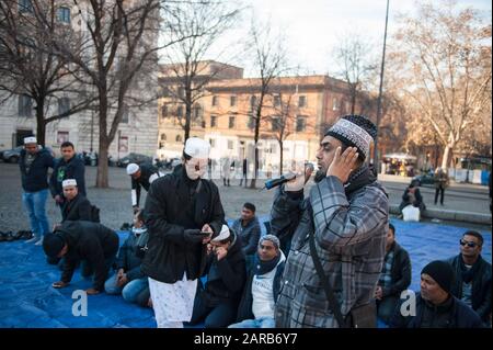 Rom, Italien. Januar 2020. Muslime besuchen das Freitagsgebet während einer Demonstration auf dem Esquilino-Platz in Rom, Italien. Die muslimische Gemeinschaft nimmt sich zu Stockfoto