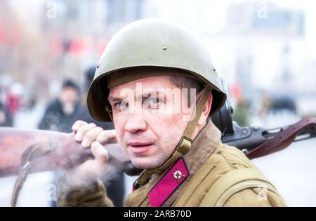 Samara, Russland - 7. November 2014: Nicht identifiziertes Mitglied der historischen Nachrückungsschlacht in der sowjetischen Armeeuniform während des Zweiten Weltkriegs. Soldat i. Stockfoto