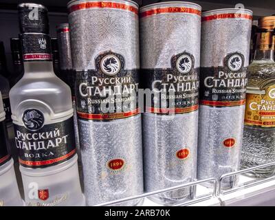 Samara, Russland - 25. Januar 2020: Russischer Stand Wodka bereit für den Verkauf im Regal im Superstore. Verschiedene alkoholische Getränke in Flaschen Stockfoto