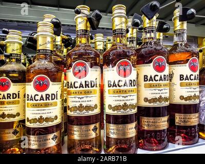 Samara, Russland - 25. Januar 2020: Bacardi Rum bereit für den Verkauf im Regal im Superstore. Verschiedene alkoholische Getränke in Flaschen Stockfoto