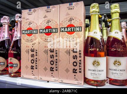 Samara, Russland - 26. Januar 2020: Alkoholische Getränke in Flaschen Martini im Lebensmittelgeschäft erhältlich. Verschiedene Flaschen alkoholischer Beverag Stockfoto