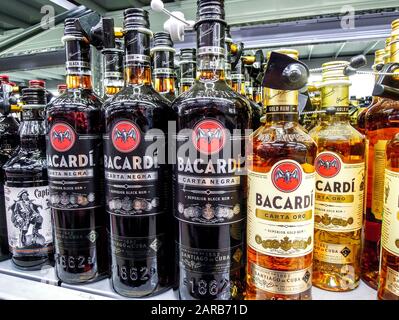 Samara, Russland - 25. Januar 2020: Bacardi Rum bereit für den Verkauf im Regal im Superstore. Verschiedene alkoholische Getränke in Flaschen Stockfoto