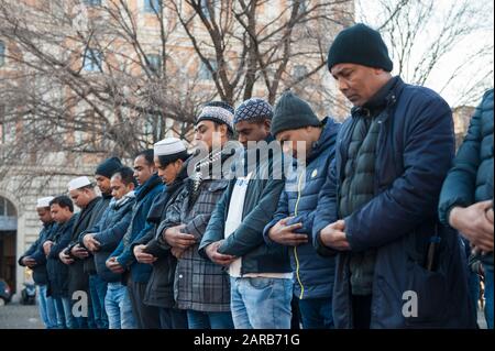 Rom, Italien. Januar 2020. Muslime besuchen das Freitagsgebet während einer Demonstration auf dem Esquilino-Platz in Rom, Italien. Die muslimische Gemeinschaft nimmt sich zu Stockfoto