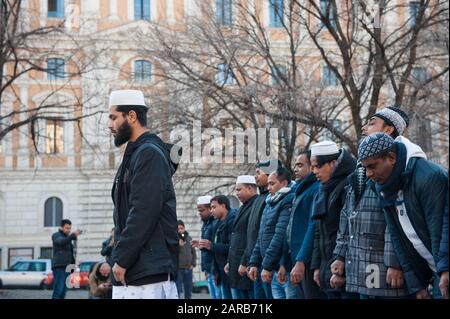 Rom, Italien. Januar 2020. Muslime besuchen das Freitagsgebet während einer Demonstration auf dem Esquilino-Platz in Rom, Italien. Die muslimische Gemeinschaft nimmt sich zu Stockfoto