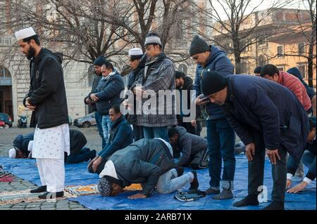 Rom, Italien. Januar 2020. Muslime besuchen das Freitagsgebet während einer Demonstration auf dem Esquilino-Platz in Rom, Italien. Die muslimische Gemeinschaft nimmt sich zu Stockfoto