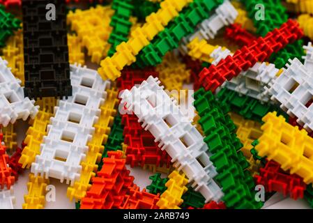 Farbblöcke auf dem Tisch. Entwickeln von Spielzeugen für Kinder Stockfoto