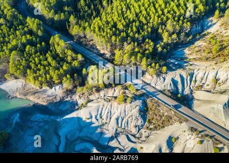 Luftaufnahme einer Straße in Badlands. Stockfoto