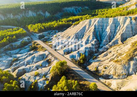 Luftaufnahme einer Straße in Badlands. Stockfoto