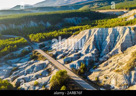 Luftaufnahme einer Straße in Badlands. Stockfoto