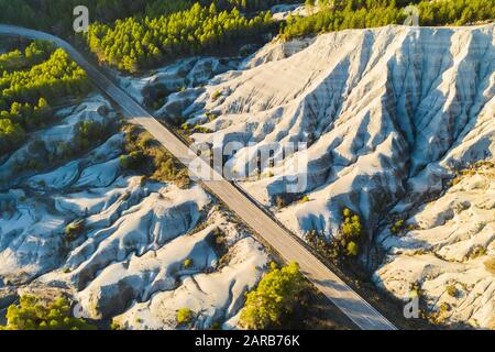 Luftaufnahme einer Straße in Badlands. Stockfoto