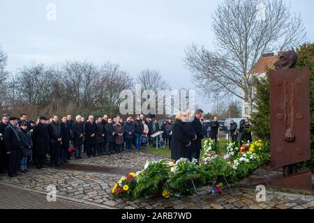 Magdeburg, Deutschland. Januar 2020. Gabriele Brakebusch (l-r), Landtagspräsident, Reiner Haseloff (CDU), Ministerpräsident des Landes und der Oberbürgermeister von Lutz-Trümper (SPD) gedenken an die Opfer des Nationalsozialismus in der Gedenkstätte 'Magda'. Am Holocaust-Gedenktag werden weltweit an die Opfer des Nationalsozialismus erinnert. Am 27. Januar 1945 befreiten die sowjetischen Soldaten die Überlebenden des Vernichtungslagers Auschwitz. Kredit: Klaus-Dietmar Gabbert / dpa-Zentralbild / dpa / Alamy Live News Stockfoto