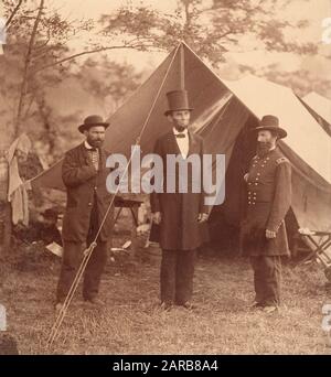 Alexander Gardner (* zwischen 181-1882 in New York, Kalifornien), Allan Pinkerton Chief of the Secret Service of the United States (* ca. 18-1880er Jahre ), Abraham Lincoln (* 1809-1865 ) und Major General John Alexander McClernand (* zwischen 18-1900 ), Headquarters Army of the Potomac (* 3. Oktober) Stockfoto