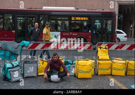 Roma, 15/10/2019: Glovo und Deliveroo Riders, die in der sogenannten Gig Economy arbeiten, protestieren gegen das Regierungsdekret von Riders auf dem Vidoni Square. ©Andrea Stockfoto