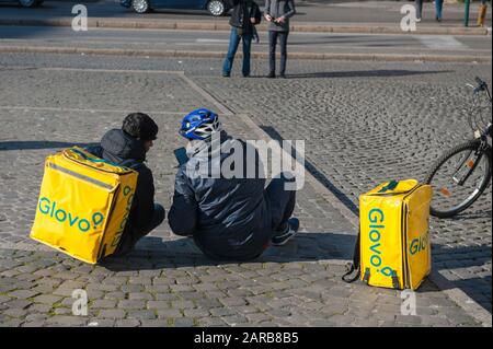 ROM, 17/01/2020: Der junge Glovo-Fahrer, der mit seinem Fahrrad ausliefert, arbeitet in der sogenannten Gig-Wirtschaft, dem Esquilino-Platz. ©Andrea Sabbadini Stockfoto