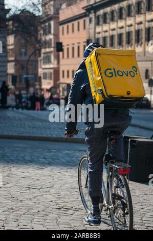 ROM, 17/01/2020: Der junge Glovo-Fahrer, der mit seinem Fahrrad ausliefert, arbeitet in der sogenannten Gig-Wirtschaft, dem Esquilino-Platz. ©Andrea Sabbadini Stockfoto