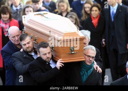 Mullaghbrack, County Armagh, Nordirland. Januar 2020. Mitglieder der SDLP (Social Democratic and Labour Party) (Front Left) Colum Eastwood und (Front Right) Alex Attwood sowie andere frühere und jetzige Mitglieder tragen den Sarg des ehemaligen stellvertretenden Ersten Ministers Seamus Mallon, wie er in St James' Church, Mullaghbrack, County Armagh, Nordirland, am Montag, 27. Januar 2020 ankommt. Mallon, der am Freitag starb, war 83, stellvertretender Parteivorsitzender der Sozialdemokratischen Partei und der Labour-Partei (SDLP). Kredit: Irish Eye/Alamy Live News Stockfoto