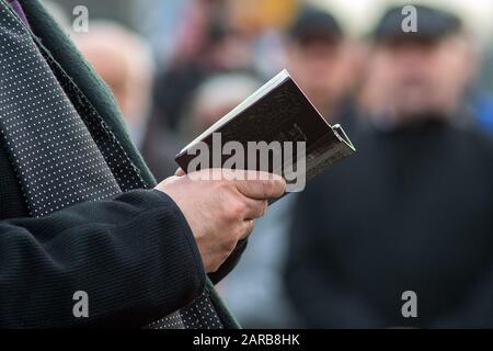 Magdeburg, Deutschland. Januar 2020. Rabbi Motti Waitsmann betet bei der Kranzniederlegung für die Opfer des Nationalsozialismus am Magda-Denkmal. Am Holocaust-Gedenktag werden weltweit an die Opfer des Nationalsozialismus erinnert. Am Holocaust-Gedenktag werden weltweit an die Opfer des Nationalsozialismus erinnert. Am 27. Januar 1945 befreiten die sowjetischen Soldaten die Überlebenden des Vernichtungslagers Auschwitz. Kredit: Klaus-Dietmar Gabbert / dpa-Zentralbild / dpa / Alamy Live News Stockfoto