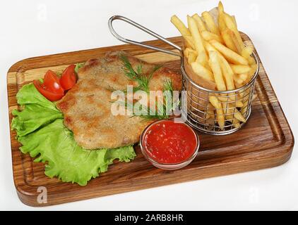 Schnitzel - Schweinefleischtelloin, gepanscht in Mehl und Ei mit goldener Kruste. Stockfoto