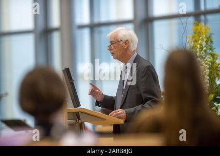 Magdeburg, Deutschland. Januar 2020. Moshe Zimmermann, Historiker der Hebräischen Universität Jerusalem, hält die Gedenkrede im Plenarsaal des Landtags. Am Holocaust-Gedenktag werden weltweit an die Opfer des Nationalsozialismus erinnert. Am 27. Januar 1945 befreiten die sowjetischen Soldaten die Überlebenden des Vernichtungslagers Auschwitz. Kredit: Klaus-Dietmar Gabbert / dpa-Zentralbild / dpa / Alamy Live News Stockfoto