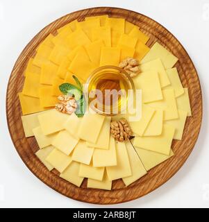 Käseplatte aus zwei Käsesorten, serviert mit Nüssen und Honig. Stockfoto