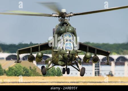 Ein Mil Mi-24 greift Helikopter der polnischen Landstreitkräfte an. Stockfoto