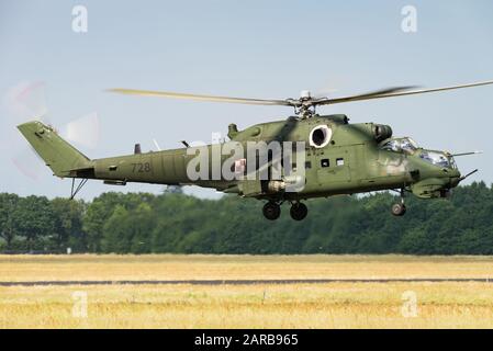 Ein Mil Mi-24 greift Helikopter der polnischen Landstreitkräfte an. Stockfoto